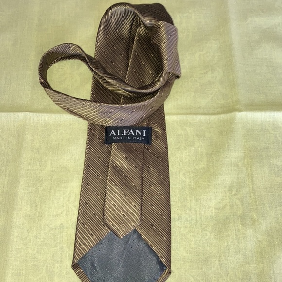ALFANI Ital. men’s silk necktie, 3 3/4” wide, gold & brown diagonal design $19 - Picture 2 of 3